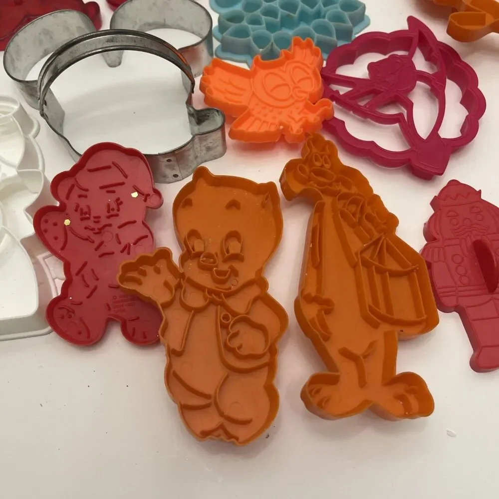 Lot Of Vintage Cookie Cutters Looney Tunes Popples Holiday Vintage Mickey Plus